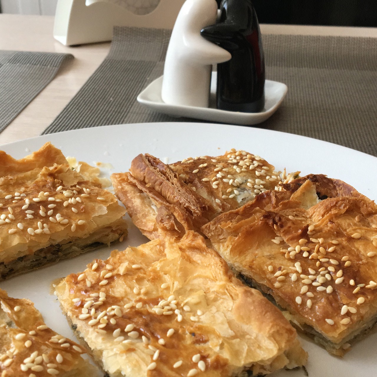 Тиропита (Греческий пирог с брынзой и зеленью)