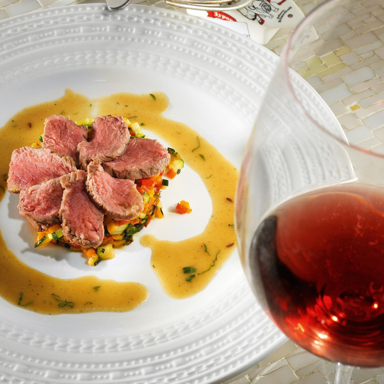 Тьян из баранины с овощным рагу и мятным соусом