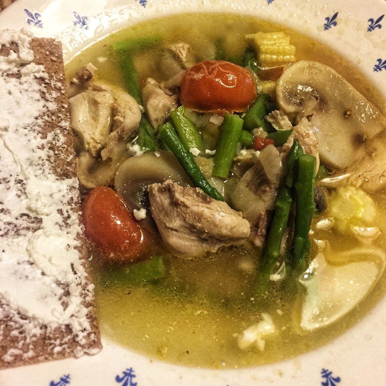 Том ям с шампиньонами