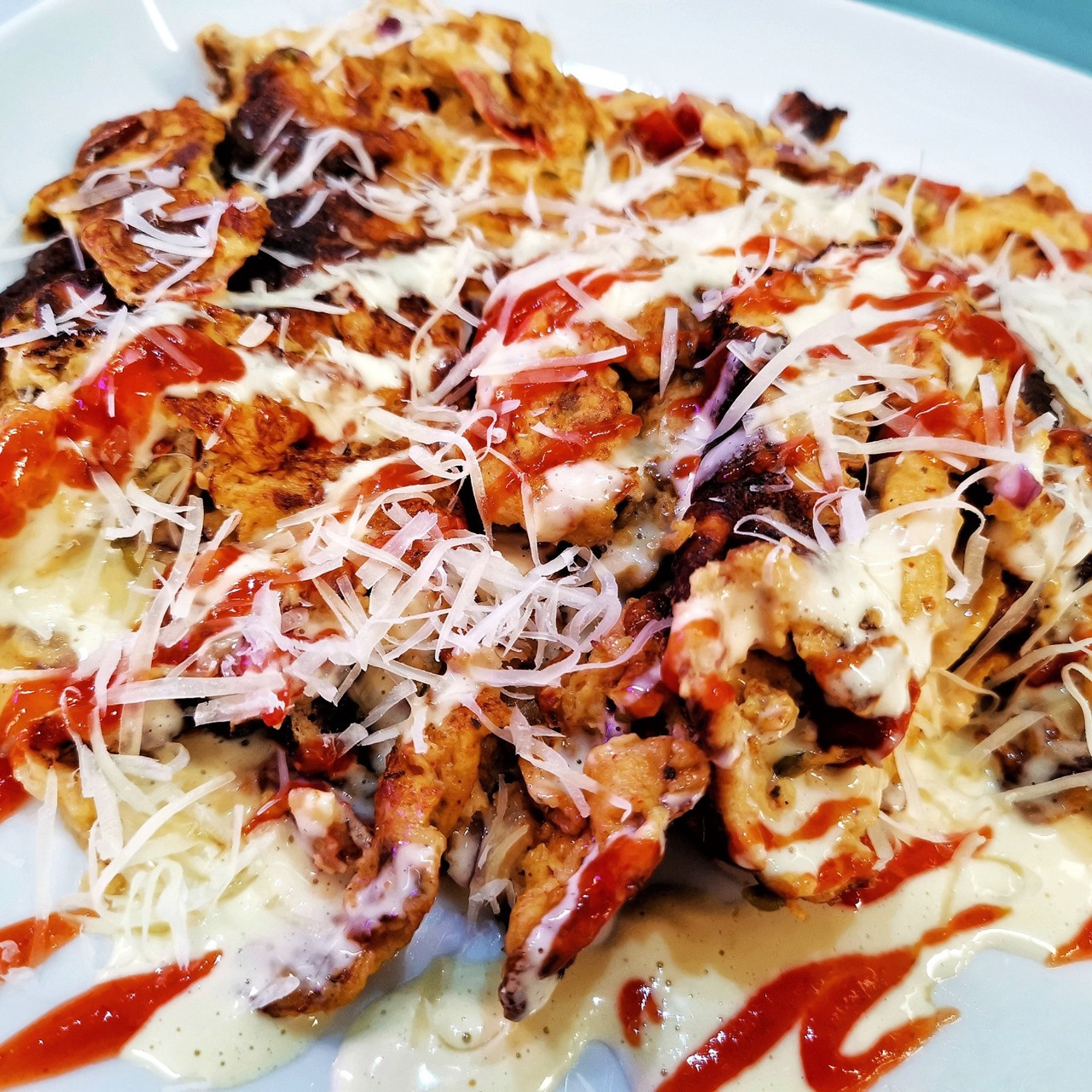 Томатная яичница с сыром и специями