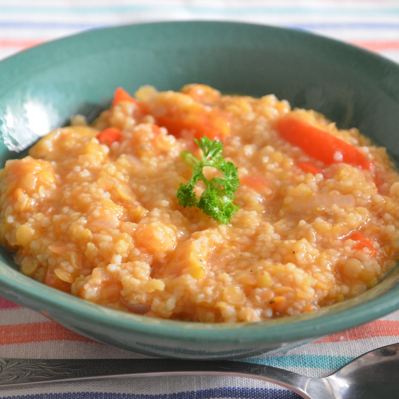 Томатный суп-похлебка с кускусом, сладким перцем и острым чили