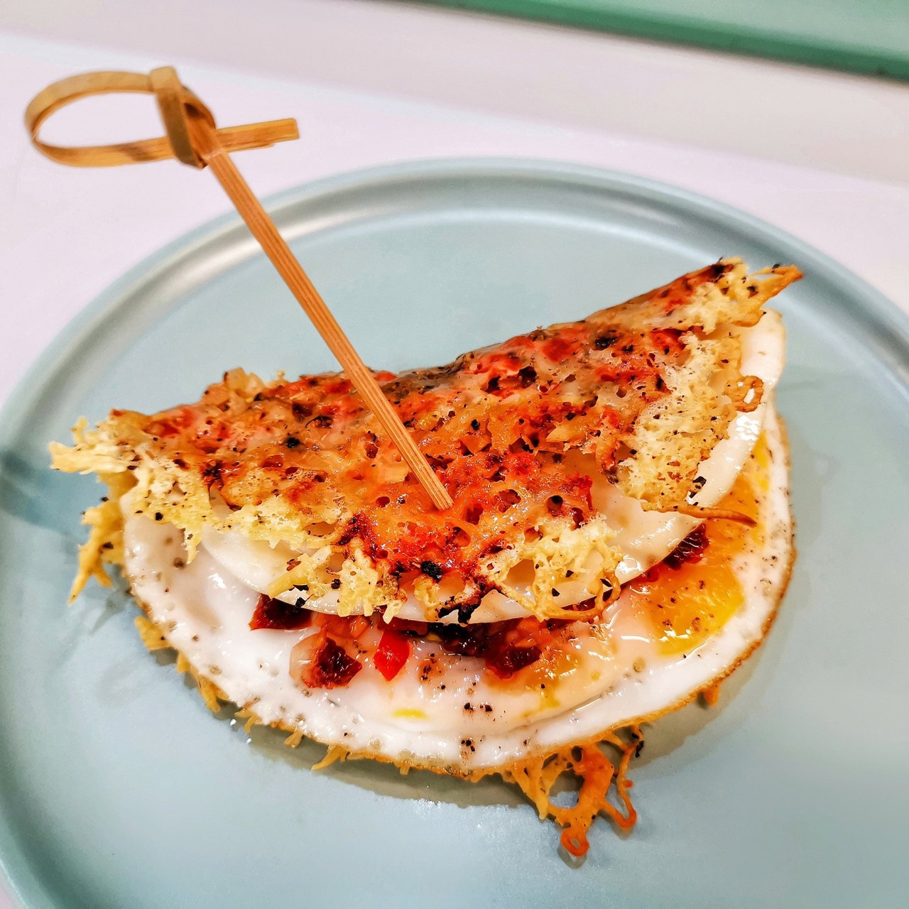 Томатно-сырная лепешка с яйцом