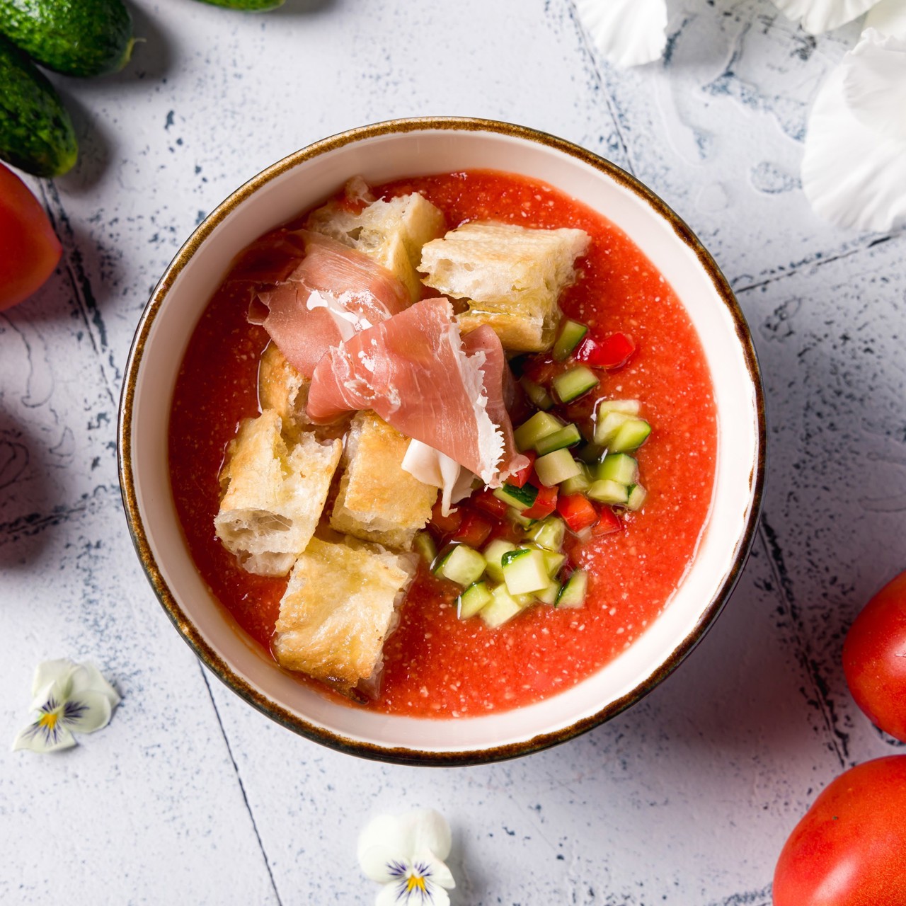 Томатный суп с миндалем