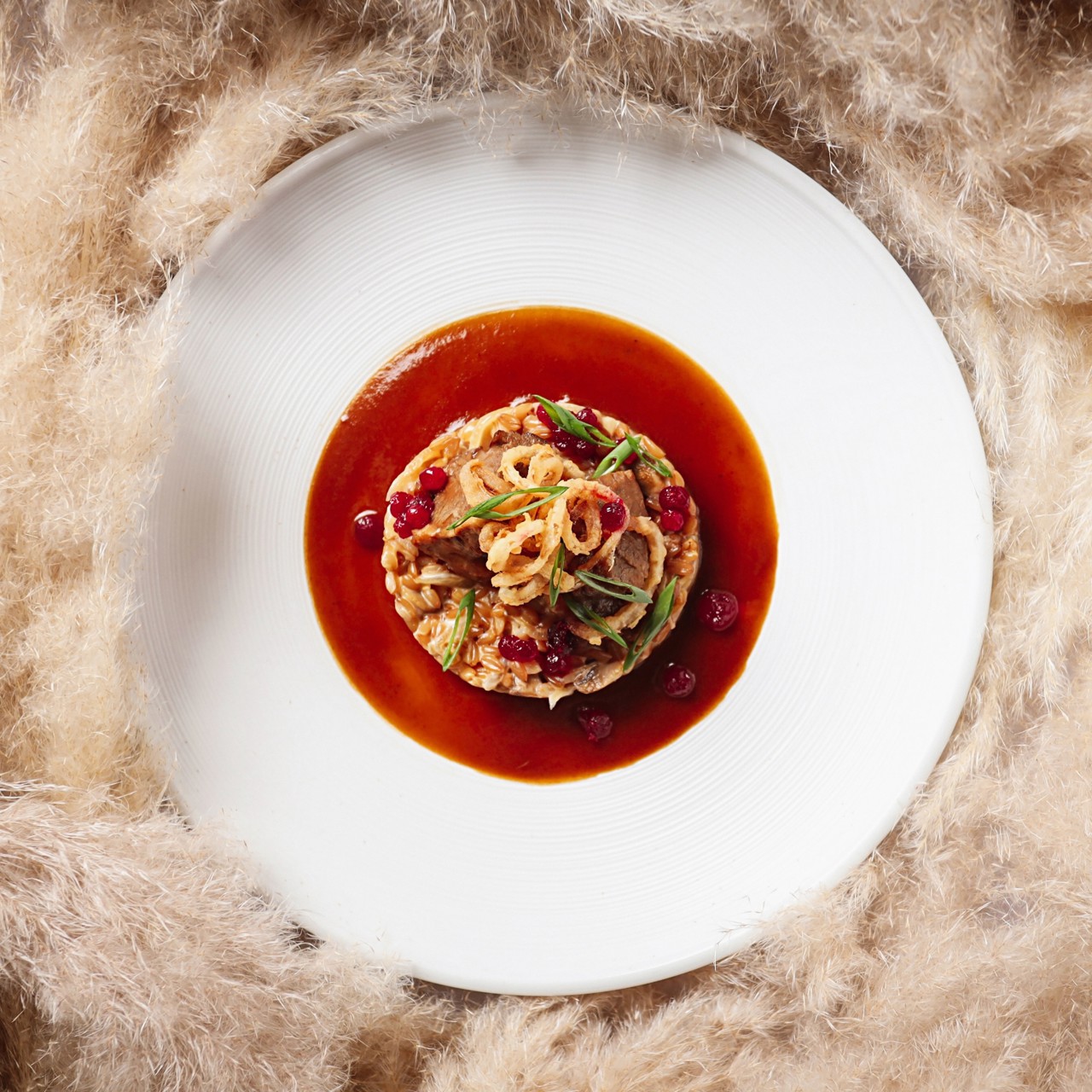 Томленый ягненок на полбе с грибами