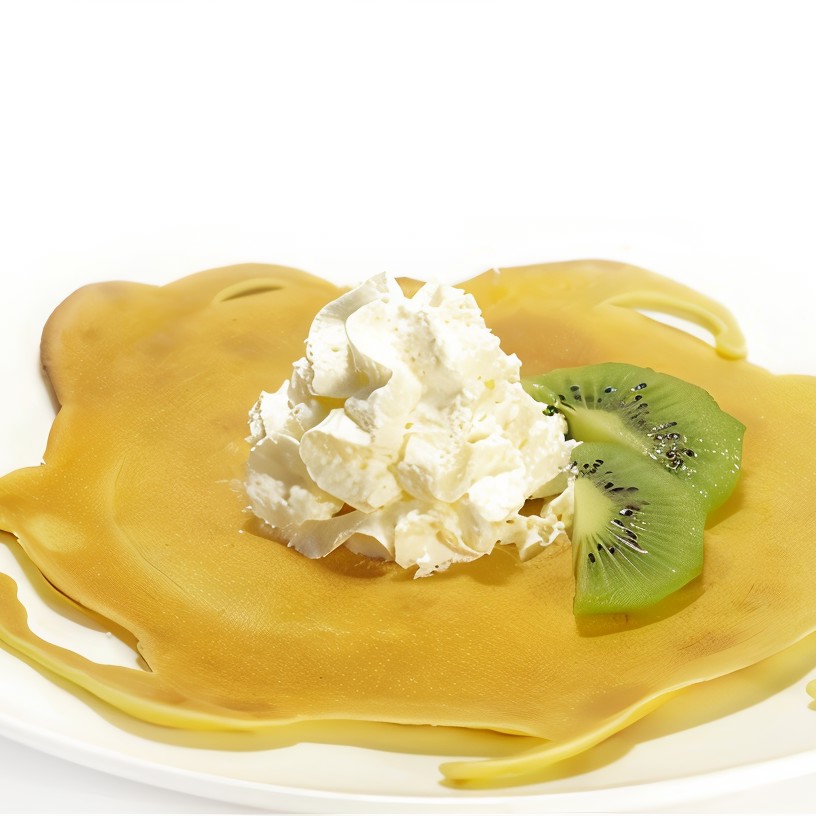 Тонкие блины с ягодами и взбитыми сливками