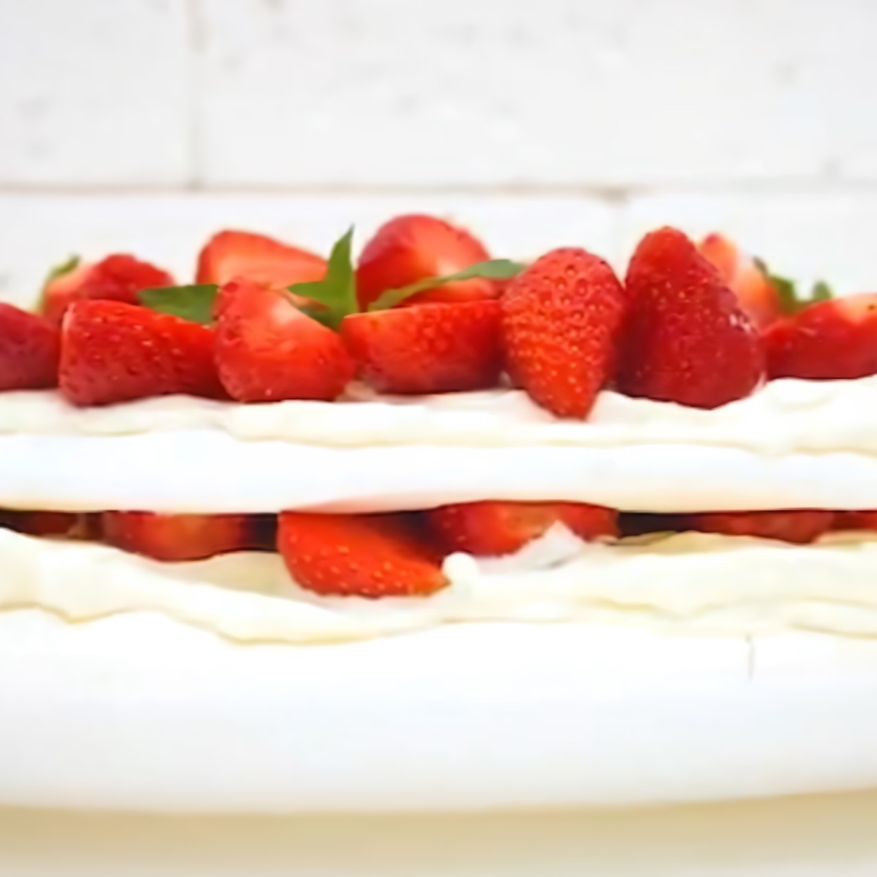 Торт-безе «Павлова» с клубникой