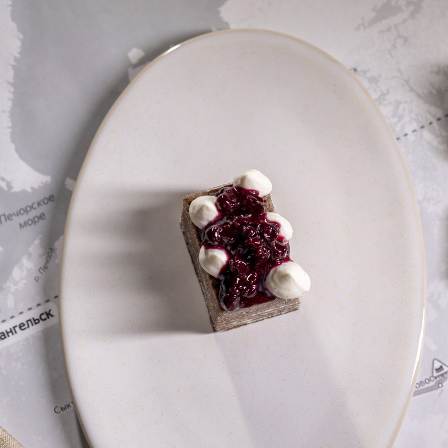 Торт из черемухи с черной смородиной