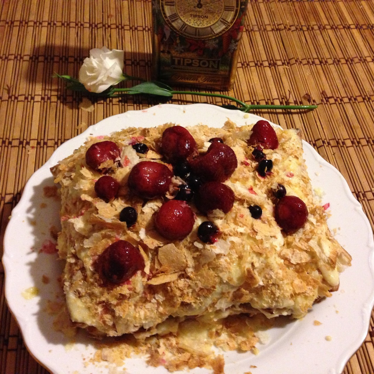 Торт «Наполеон» со свежей клубникой и ликером «Бейлис»