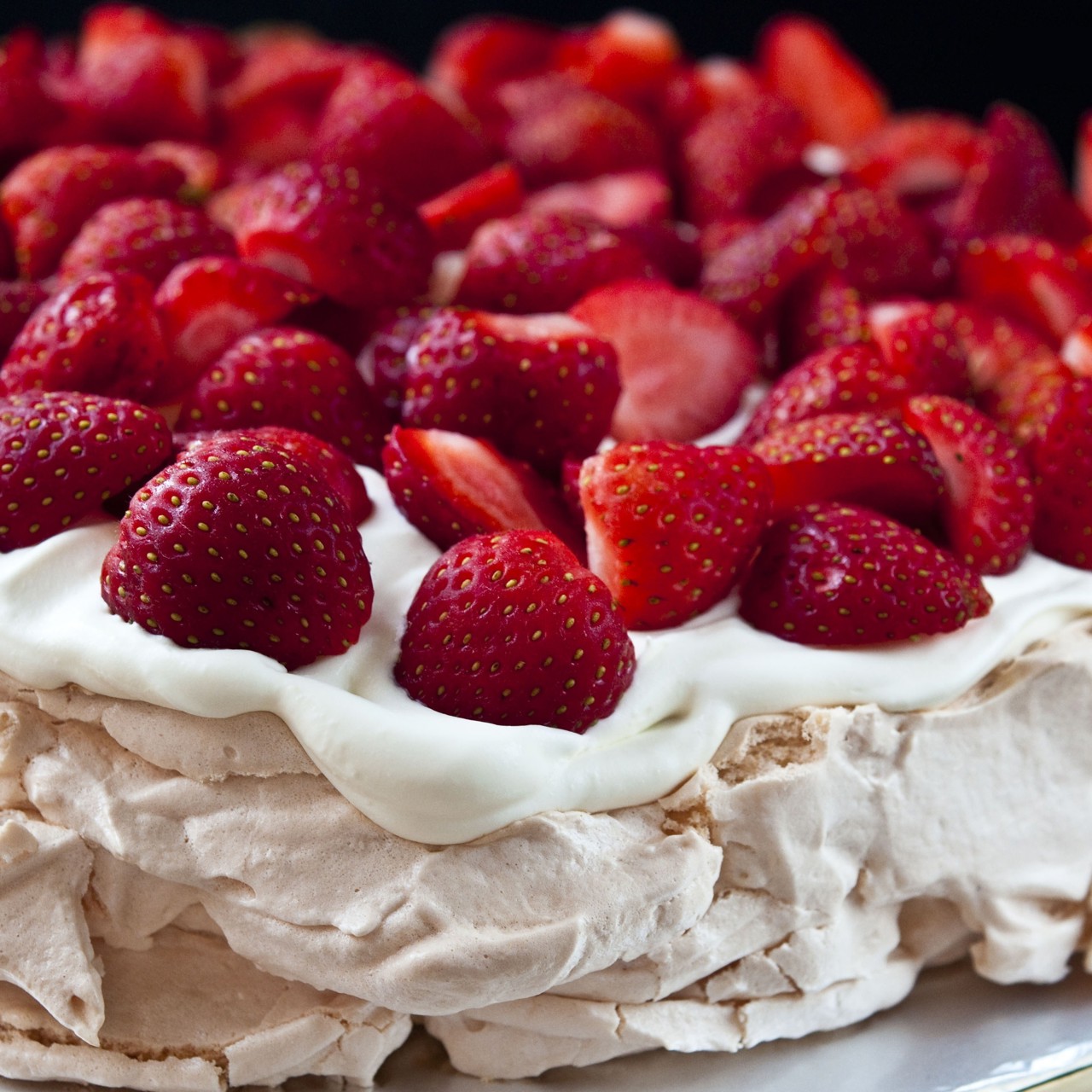 Торт «Павлова» с клубникой