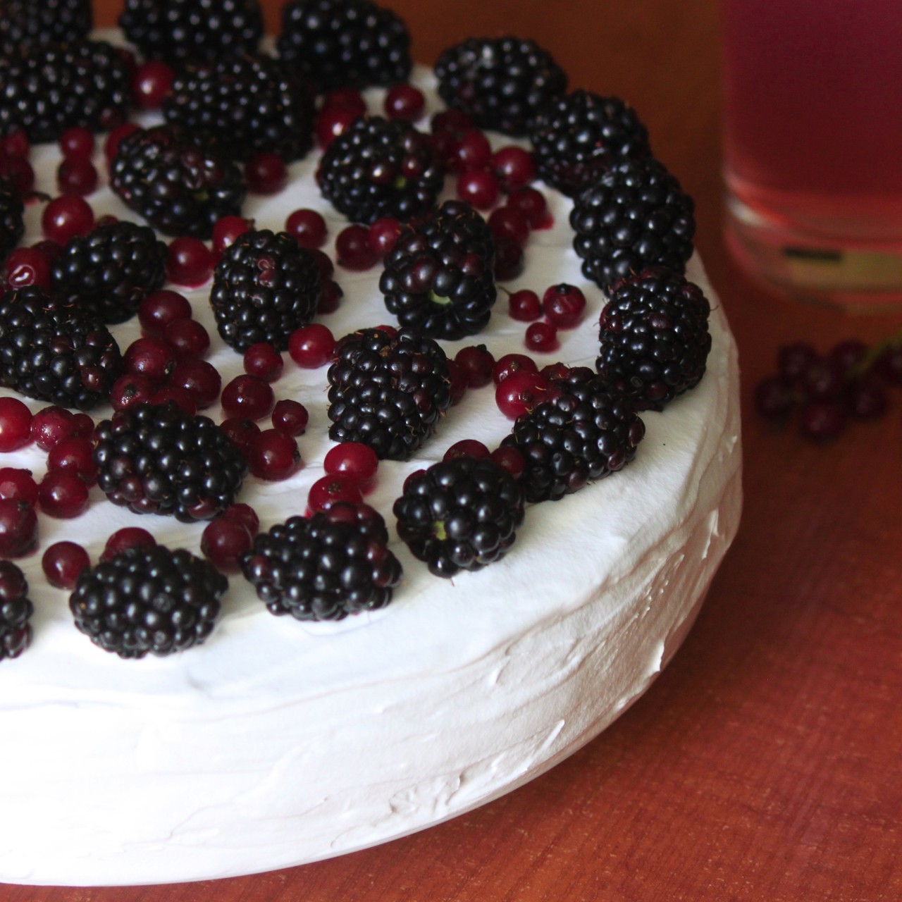 Торт с ежевикой и красной смородиной