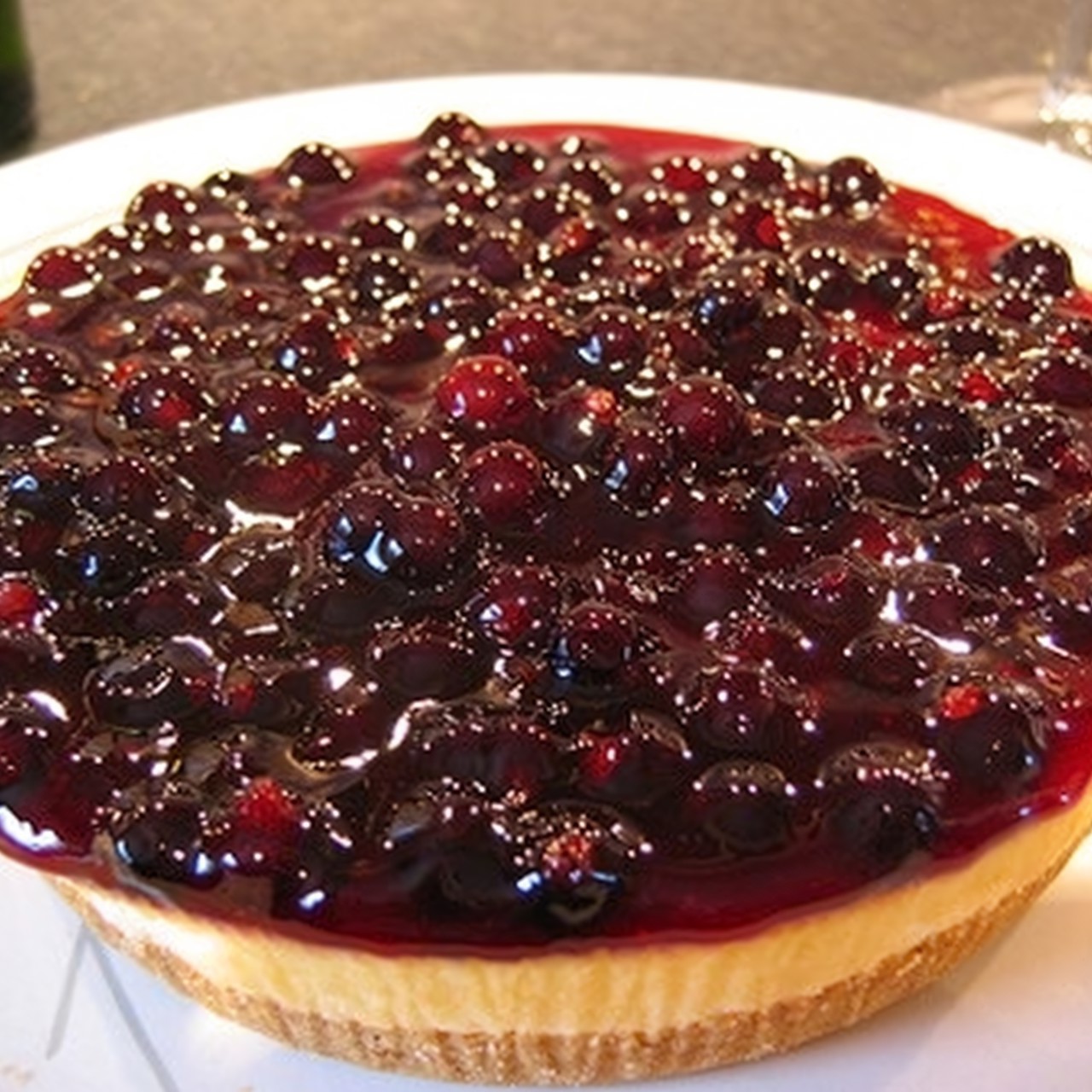 Торт с хурмой и черной смородиной