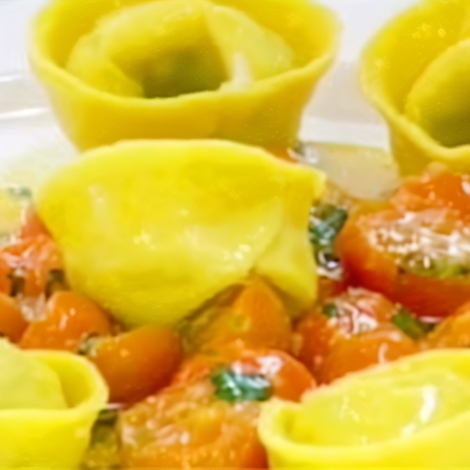 Тортеллини с крабом в томатном соусе