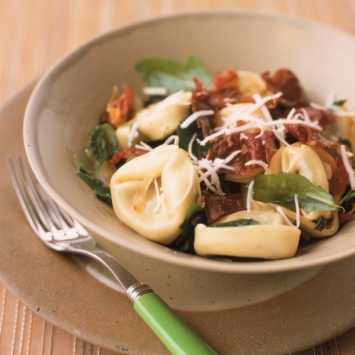 Тортеллини с ветчиной, рукколой и тертым пармезаном