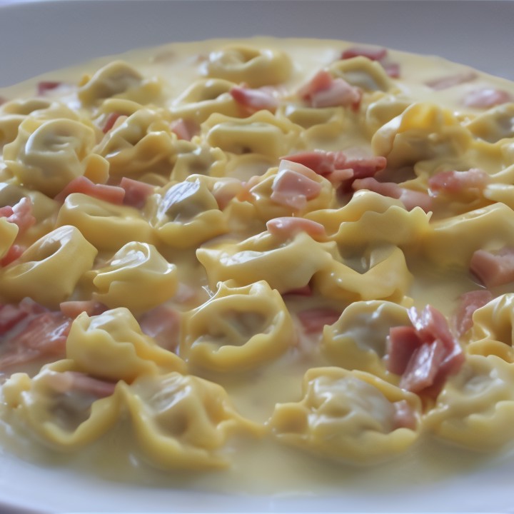 Тортеллини с ветчиной в сливочном соусе