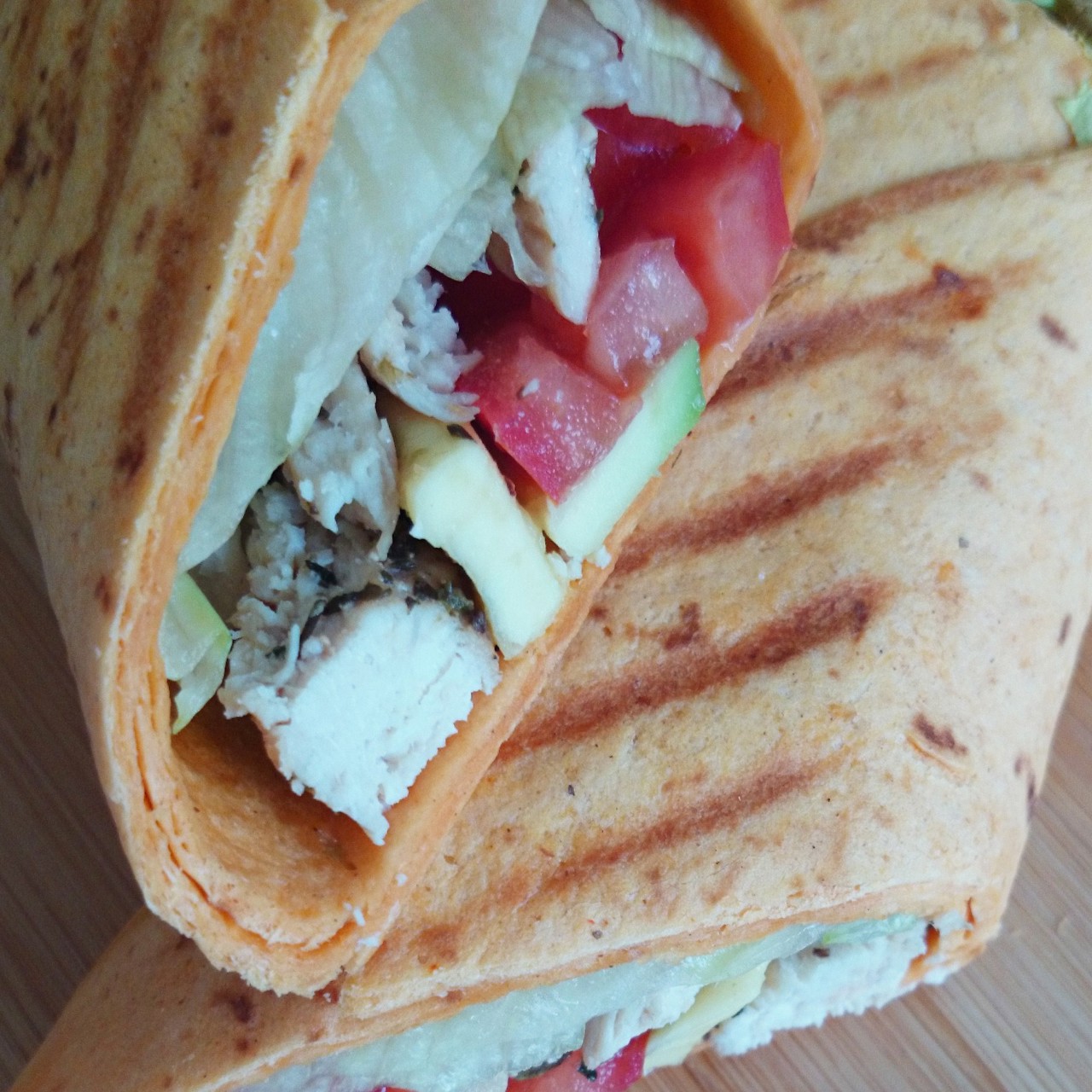 Тортилья с курицей, помидорами и авокадо на гриле