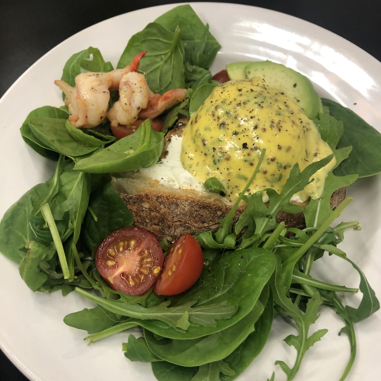 Тост с яйцом пашот, креветками и авокадо