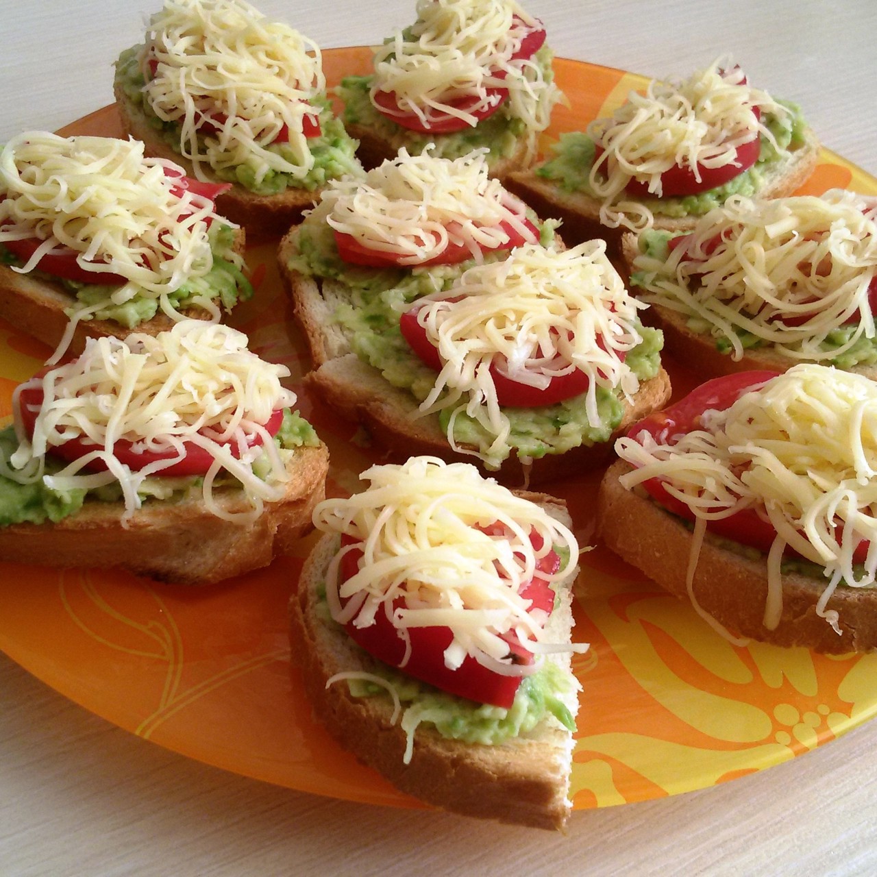 Тосты с авокадо, помидором и сыром