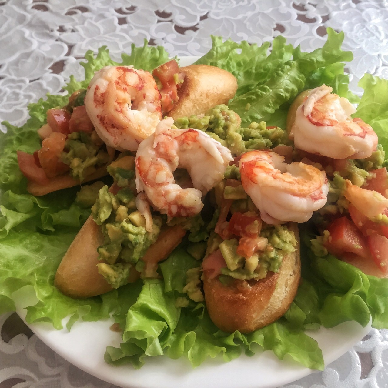 Тосты с креветками и гуакамоле