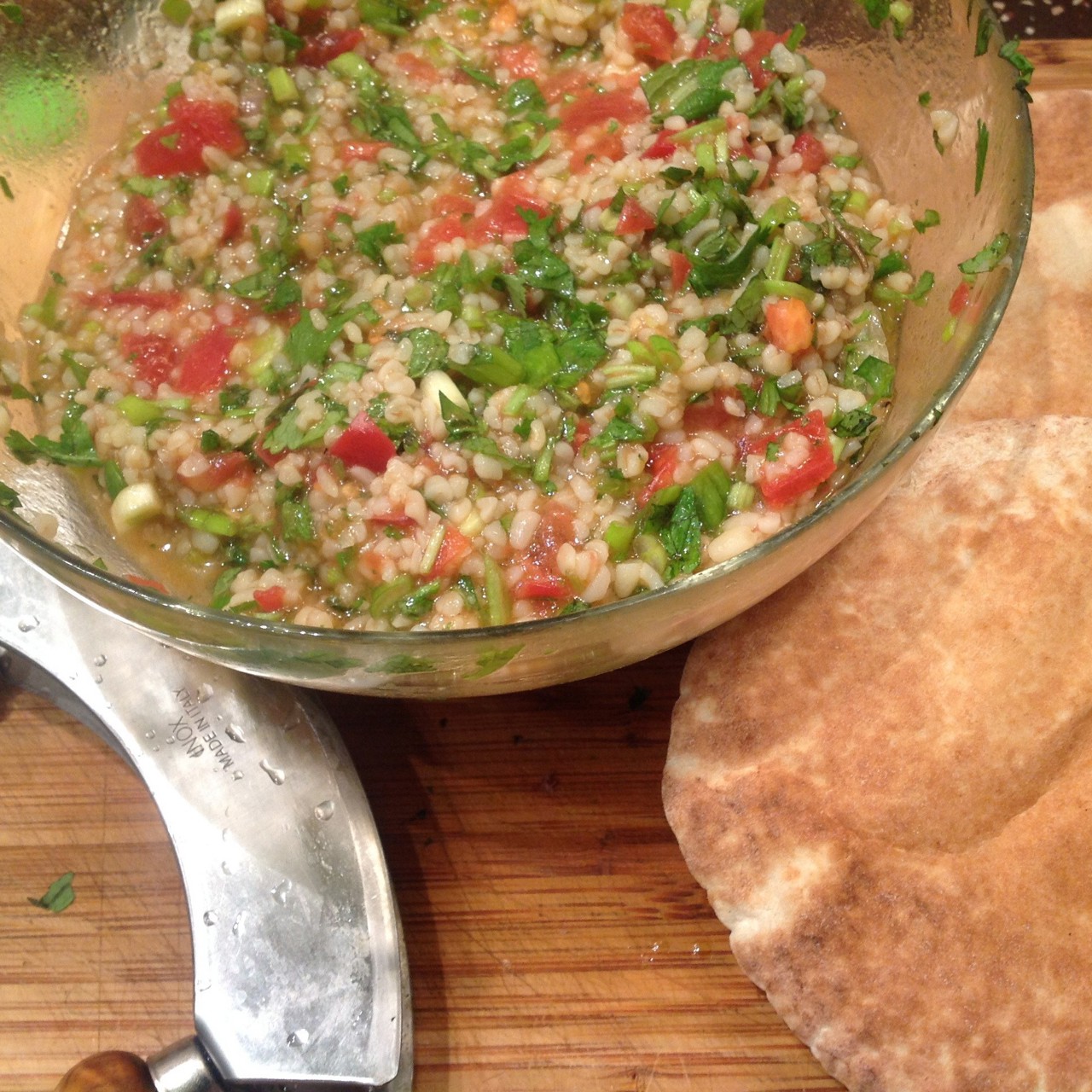 Традиционное табуле с кинзой
