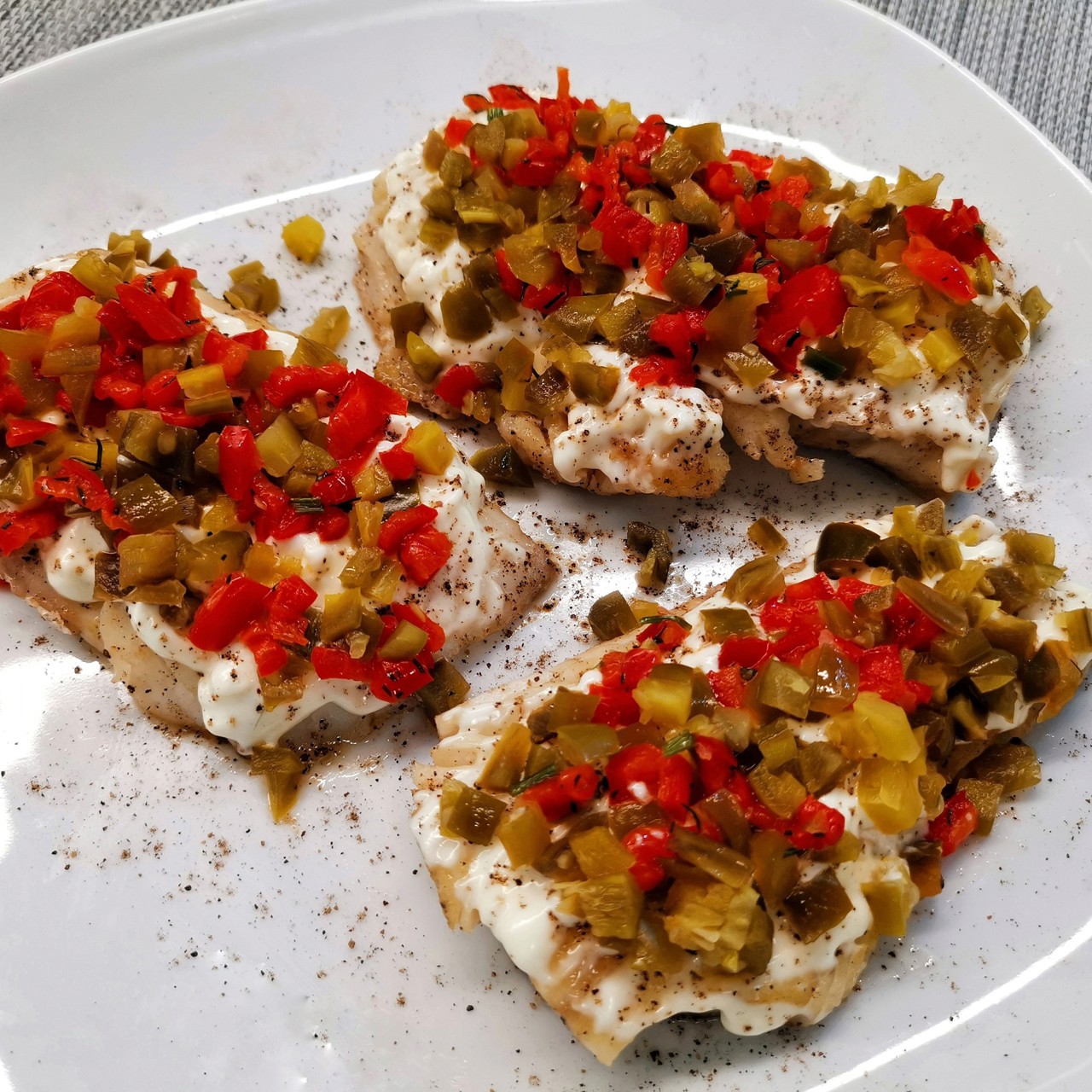 Треска с овощным топингом