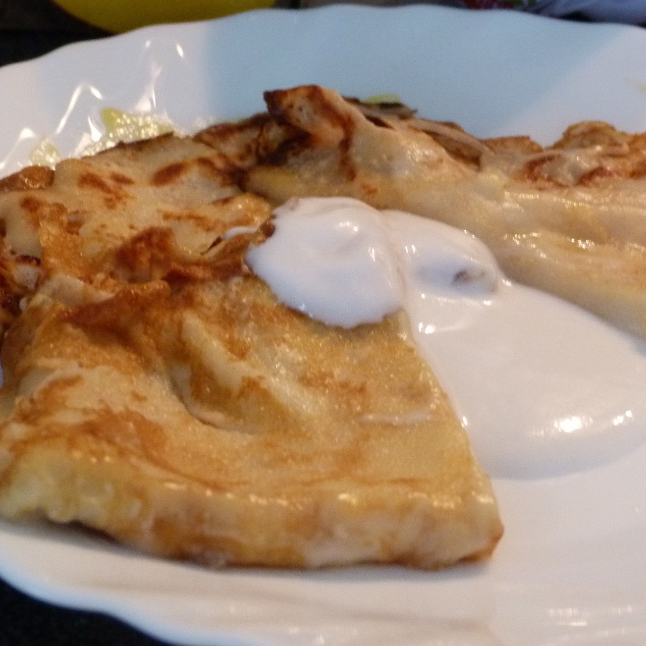 Тропический блиннный десерт с манго