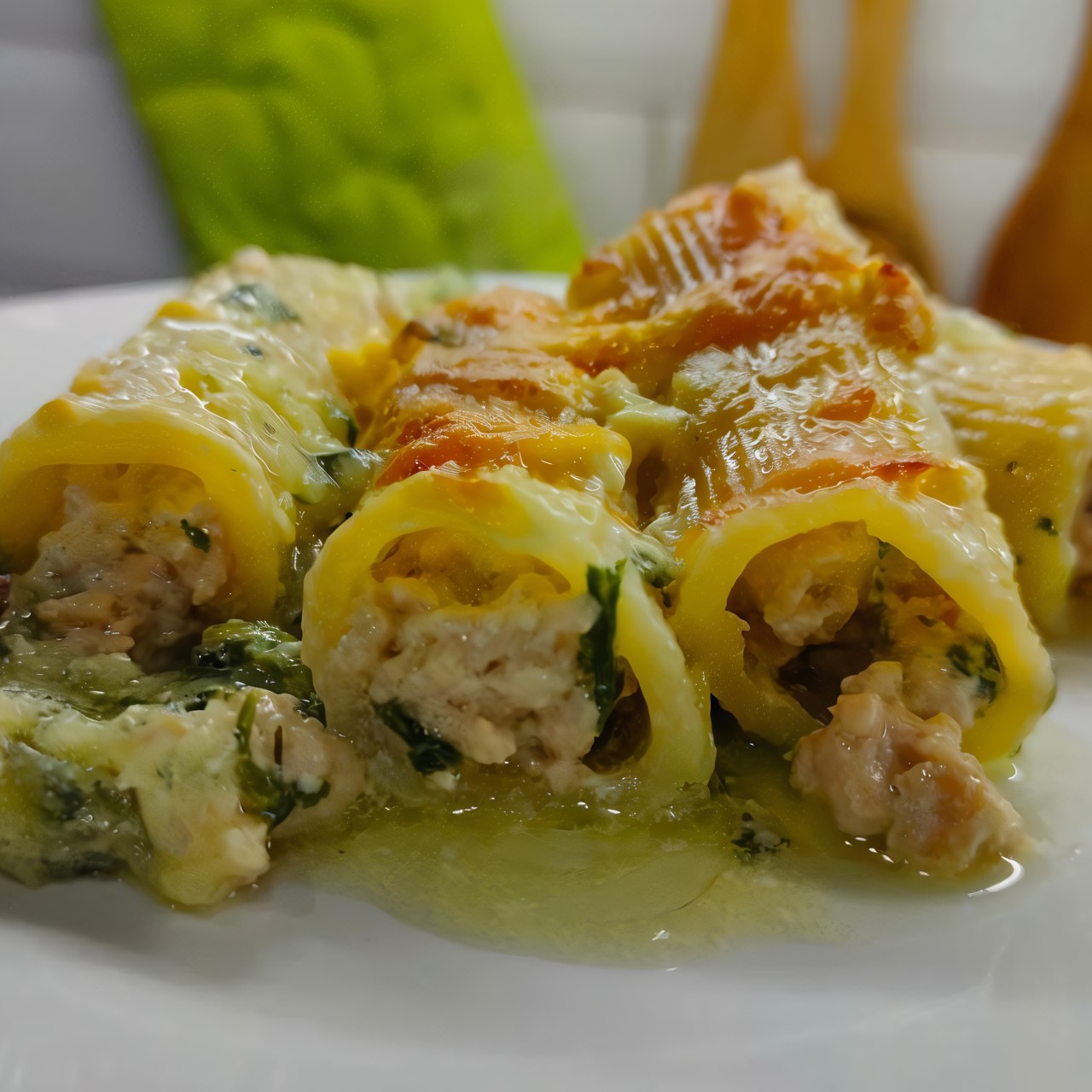 Трубочки (каннеллони) с фаршем на подушке из картофеля и шпината