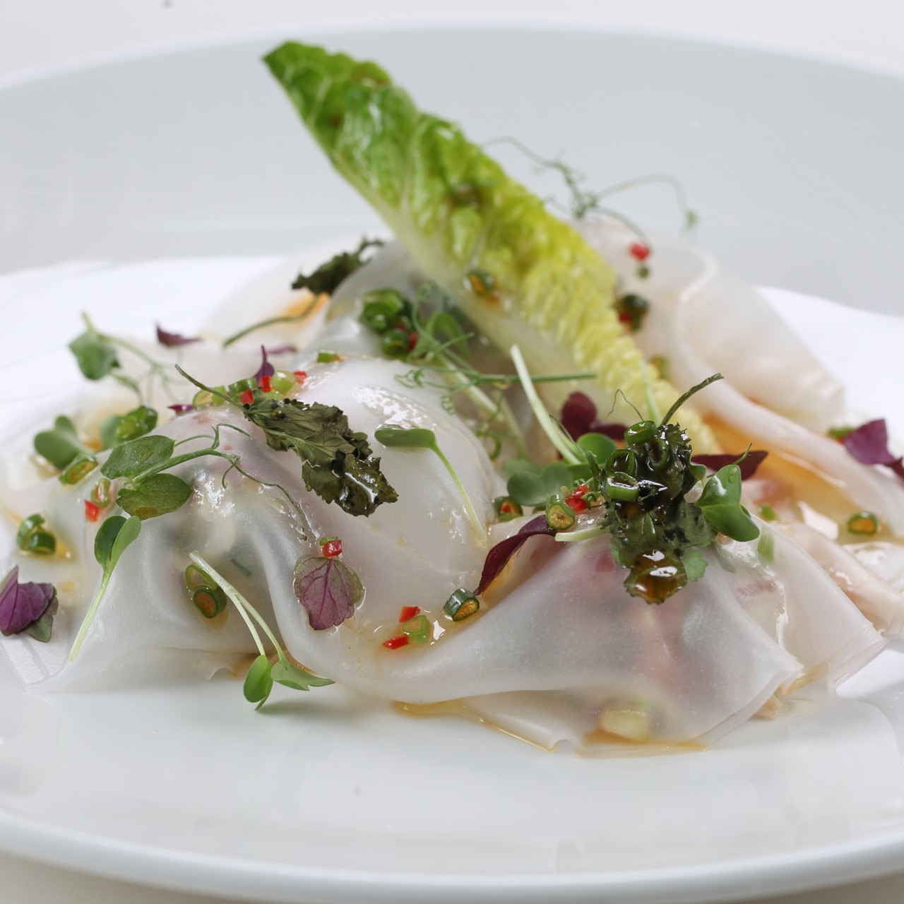 Тунец  под рисовой бумагой и соусом юзу