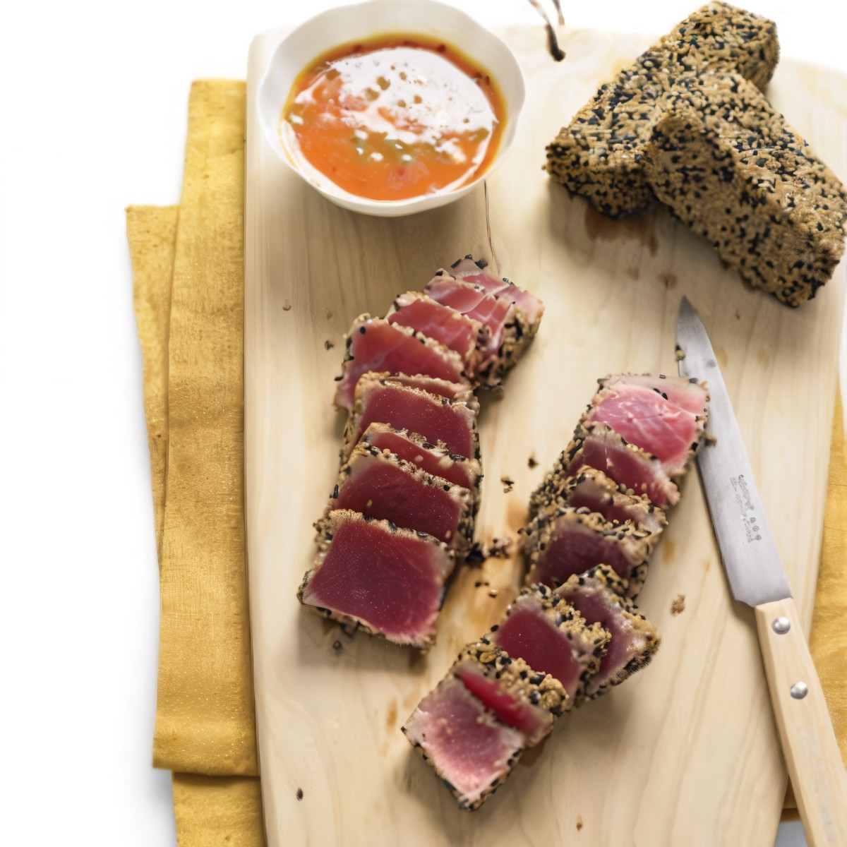 Тунец в панировке из кунжута с соусом из моркови и имбиря