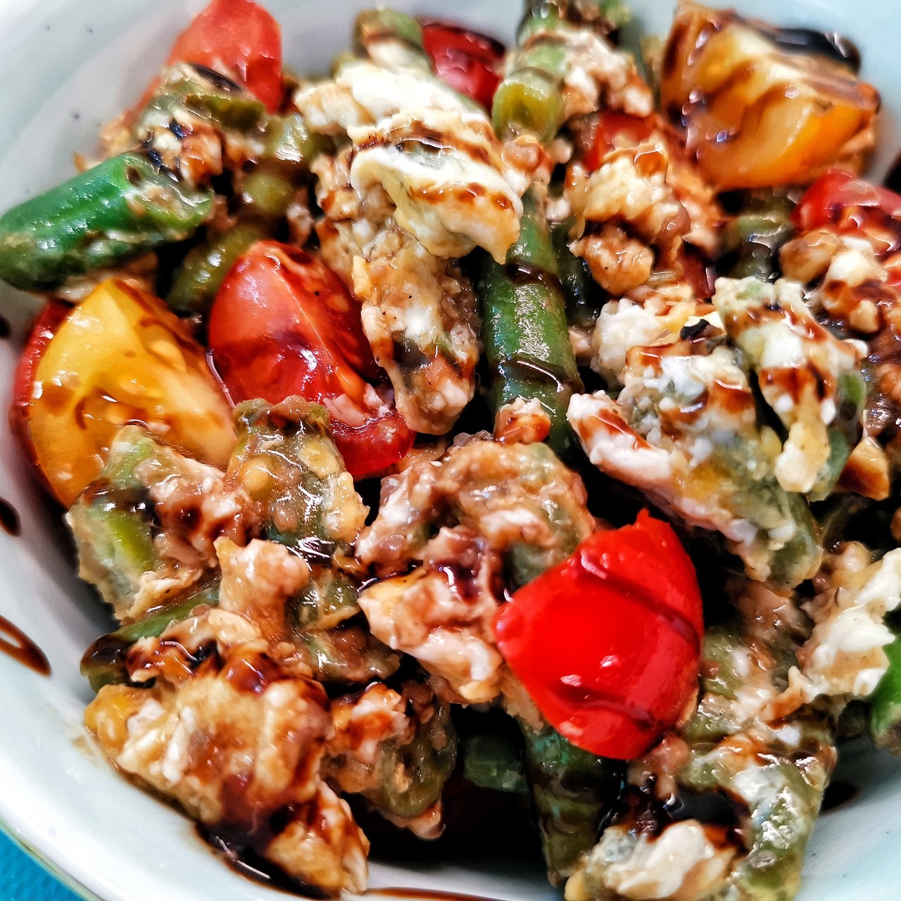 Тушеная фасоль с трюфельным и бальзамическим соусами