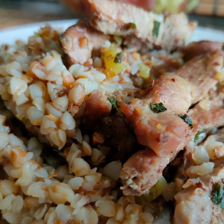 Тушеная индейка с гречкой