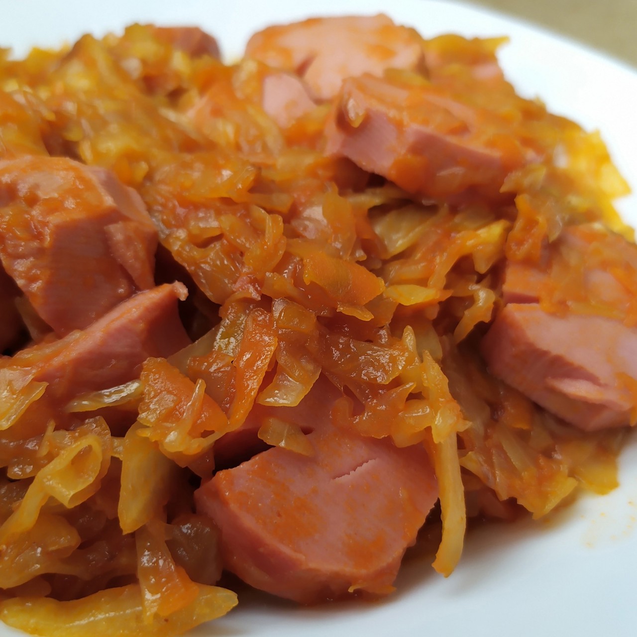 Тушеная капуста с сардельками