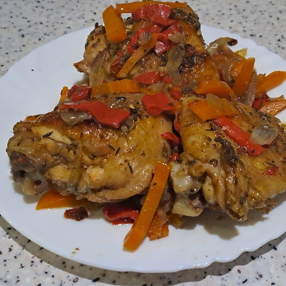 Тушеные куриные бедра в соевом соусе с овощами в духовке