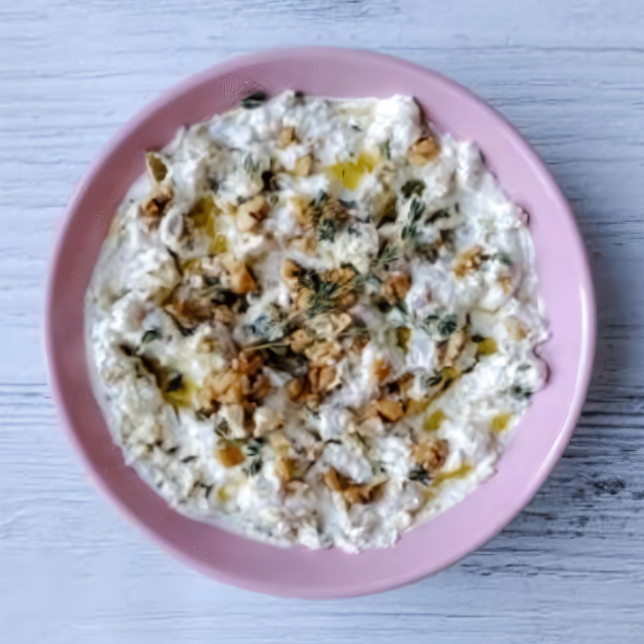 Творог с медовой грушей, голубым сыром и грецкими орехами