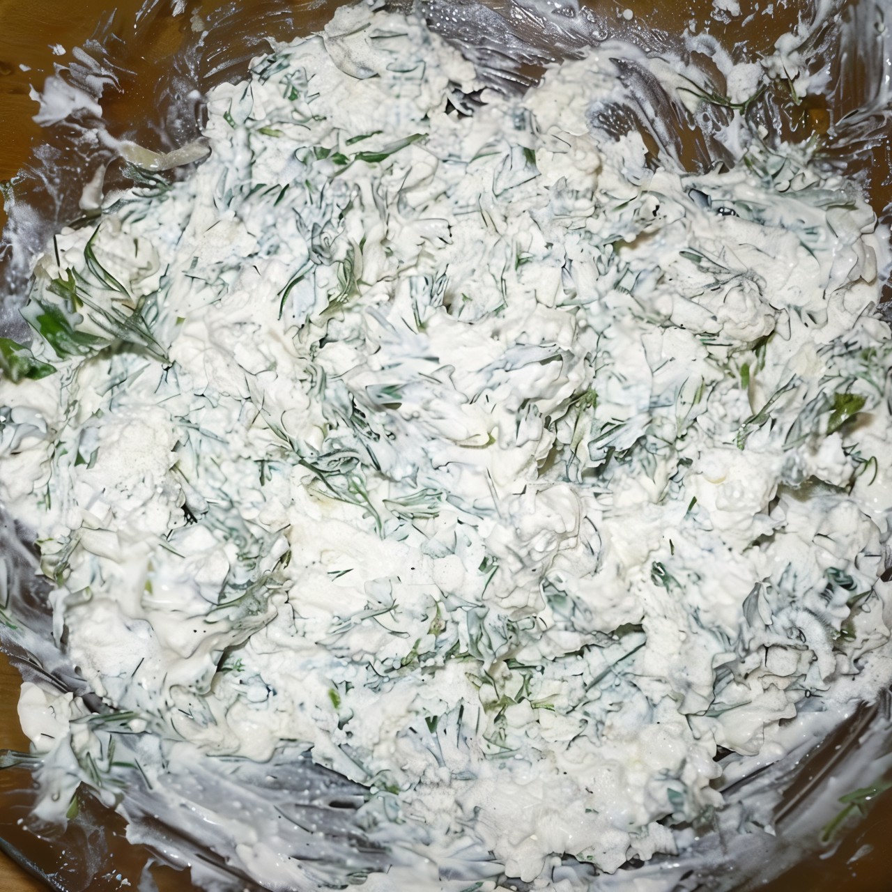 Творог со свежей зеленью и сметаной