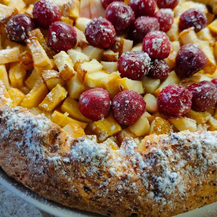 Творожная галета с грушей и вишней