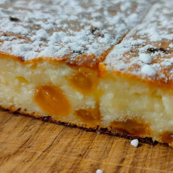 Творожная запеканка с изюмом без муки