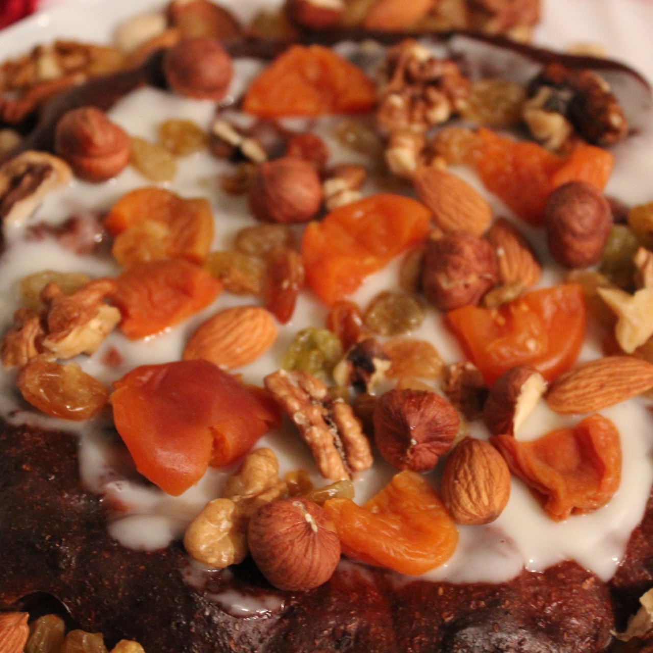 Творожная запеканка с изюмом и курагой