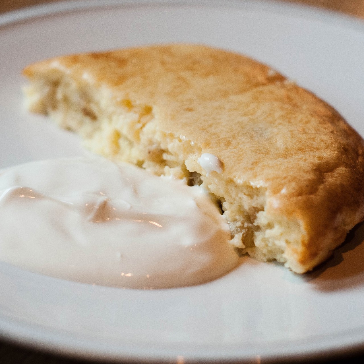 Творожная запеканка с манкой и изюмом