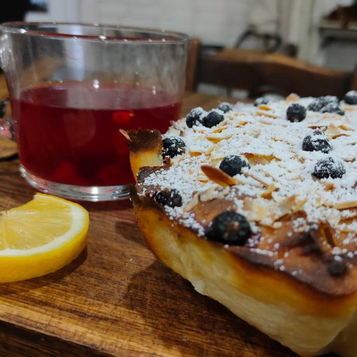 Творожная запеканка с яблоками и курагой