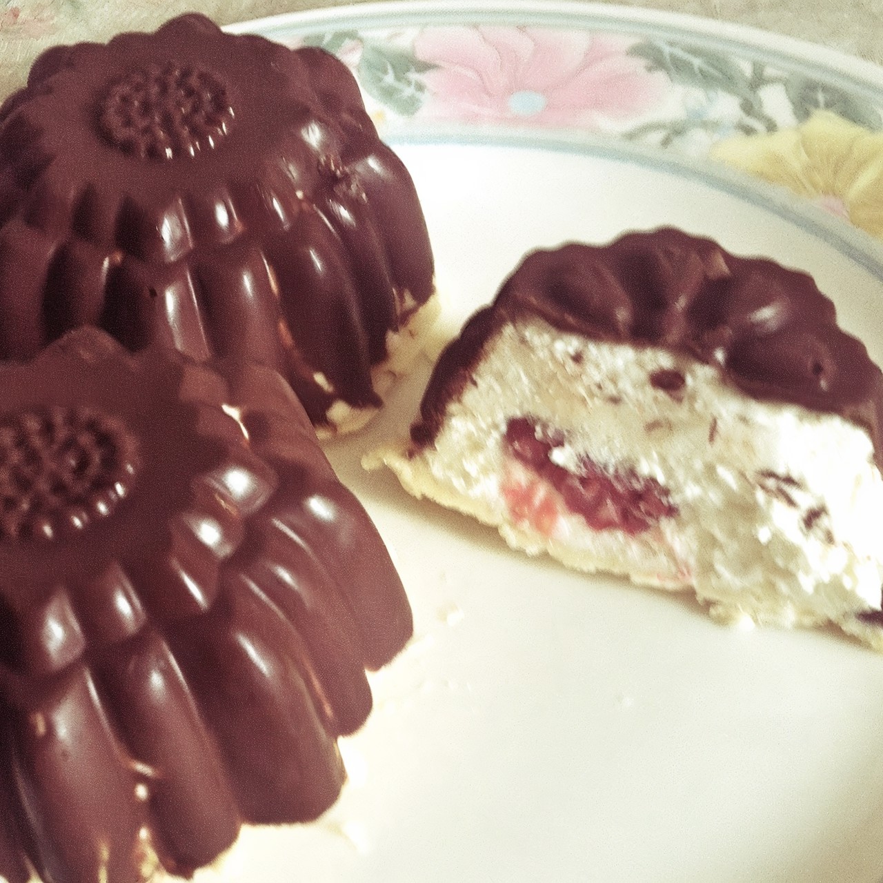 Творожные сырки в черном и белом шоколаде