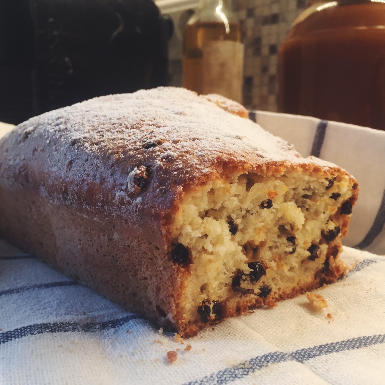 Творожный кекс с темным изюмом