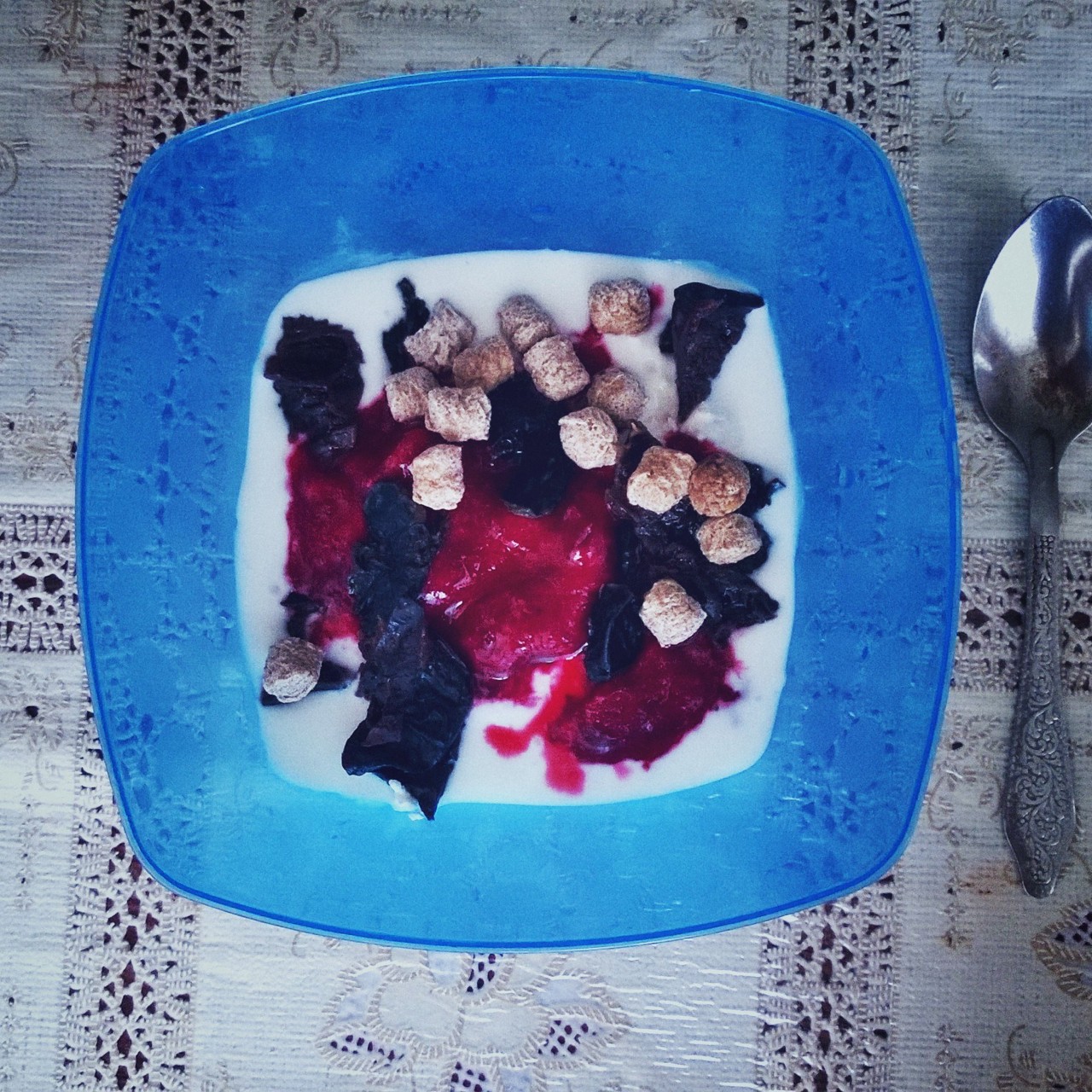 Творожный завтрак с замороженной вишней и чернослива