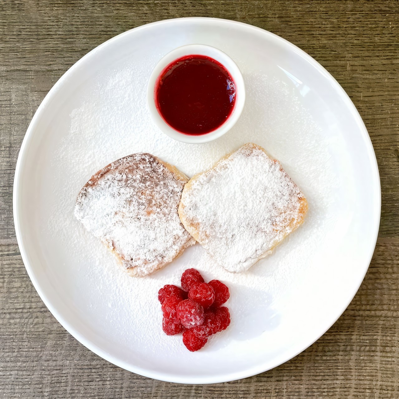 Творожники, запеченные в духовке, с малиновым соусом