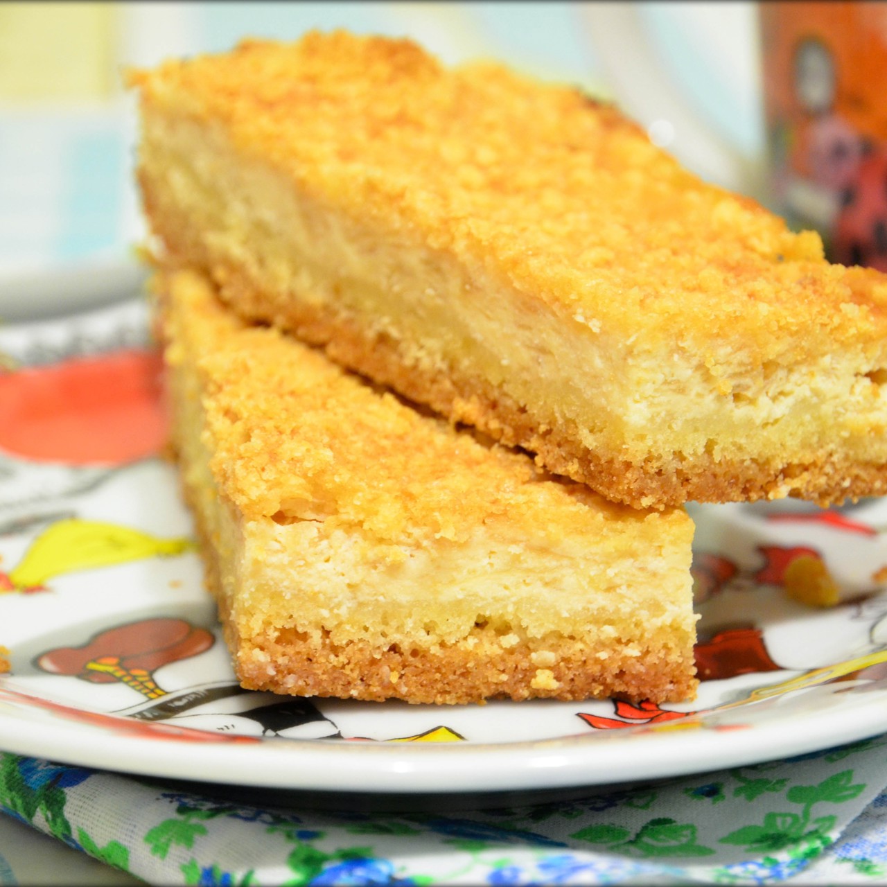 Творожно-яблочные пирожные с крошкой