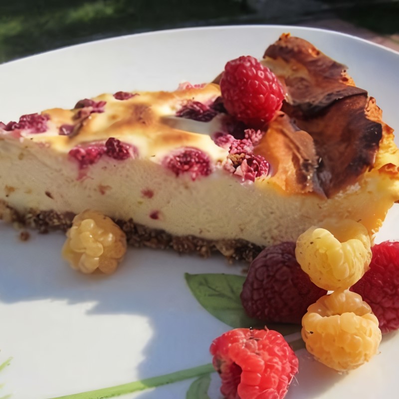 Творожно-ягодная запеканка с сахарной пудрой