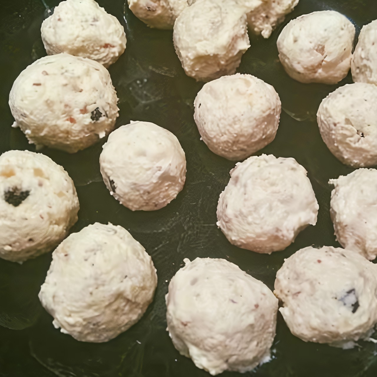 Творожные шарики с орехами и изюмом