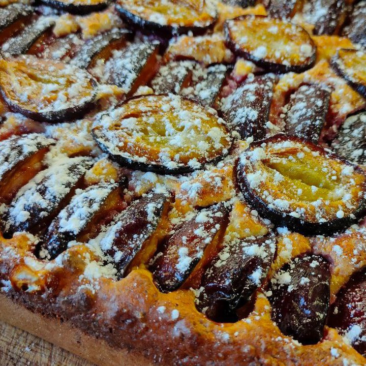 Творожный пирог на сгущенке со сливами