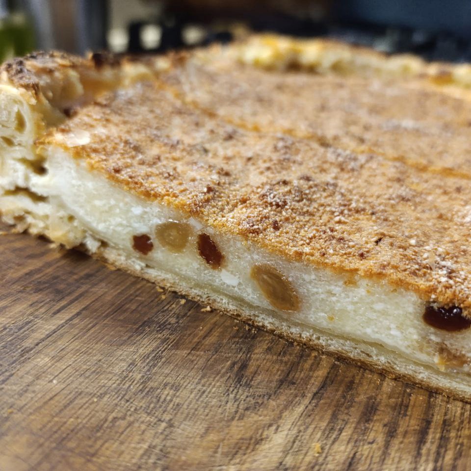 Творожный пирог с изюмом на слоеном тесте