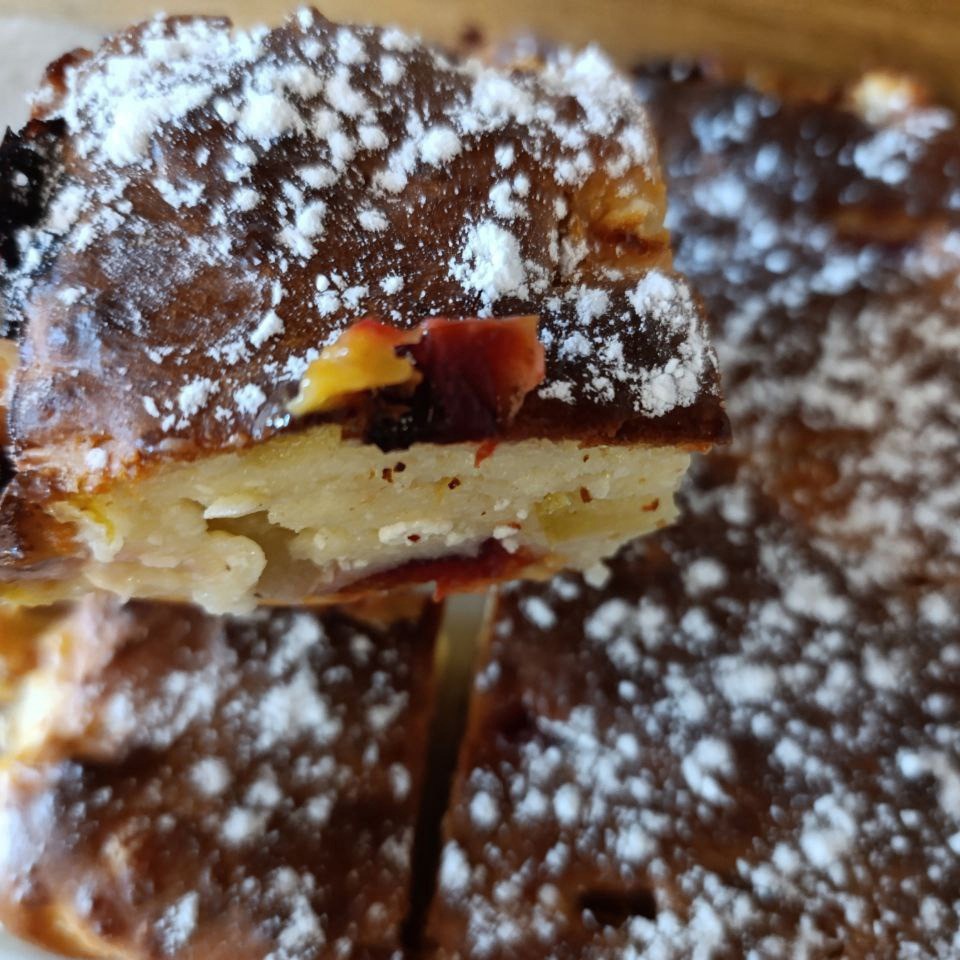 Творожный пирог с яблоком и сливой