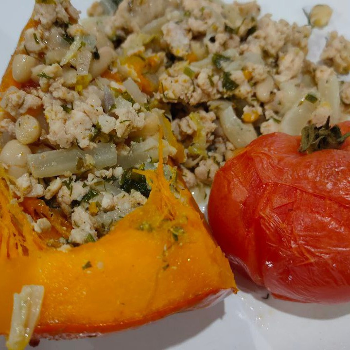 Тыква, запеченная с фаршем, фасолью и пекинской капустой
